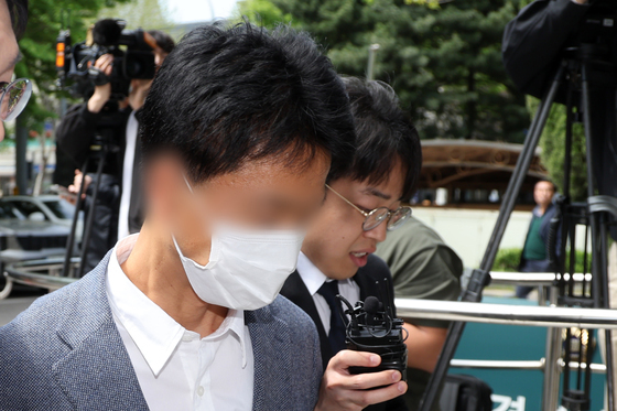 '인플루언서 수사 무마' 혐의 현직 경찰 영장심사 출석