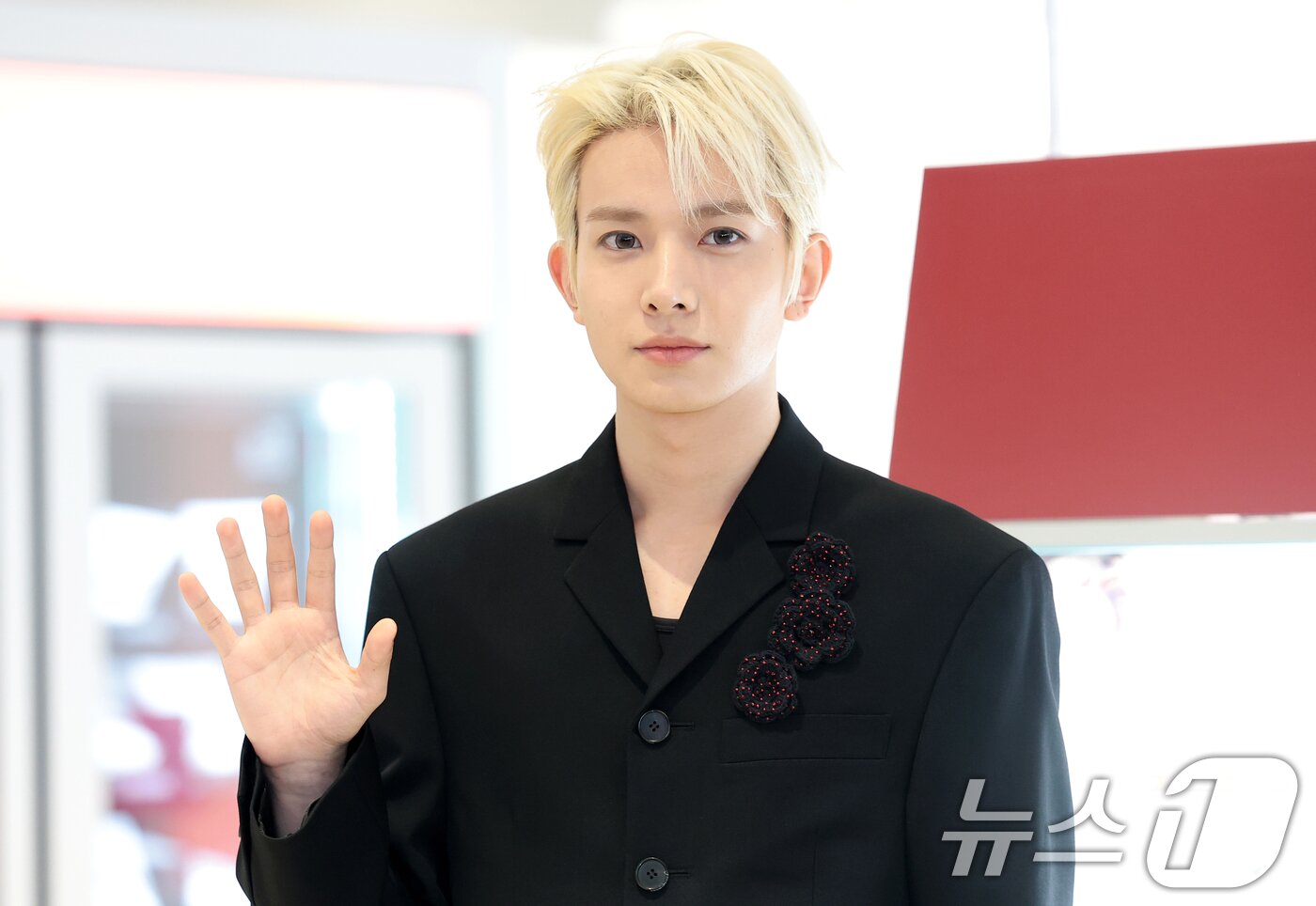 본문 이미지 - 가수 에반(EVAN, 전 엔하이픈 희승)이 22일 서울 성수동 무신사 메가스토어에서 열린 컬러렌즈 브랜드 클라셋 매장 오픈 행사에 참석해 손을 흔들고 있다. ⓒ 뉴스1 권현진 기자