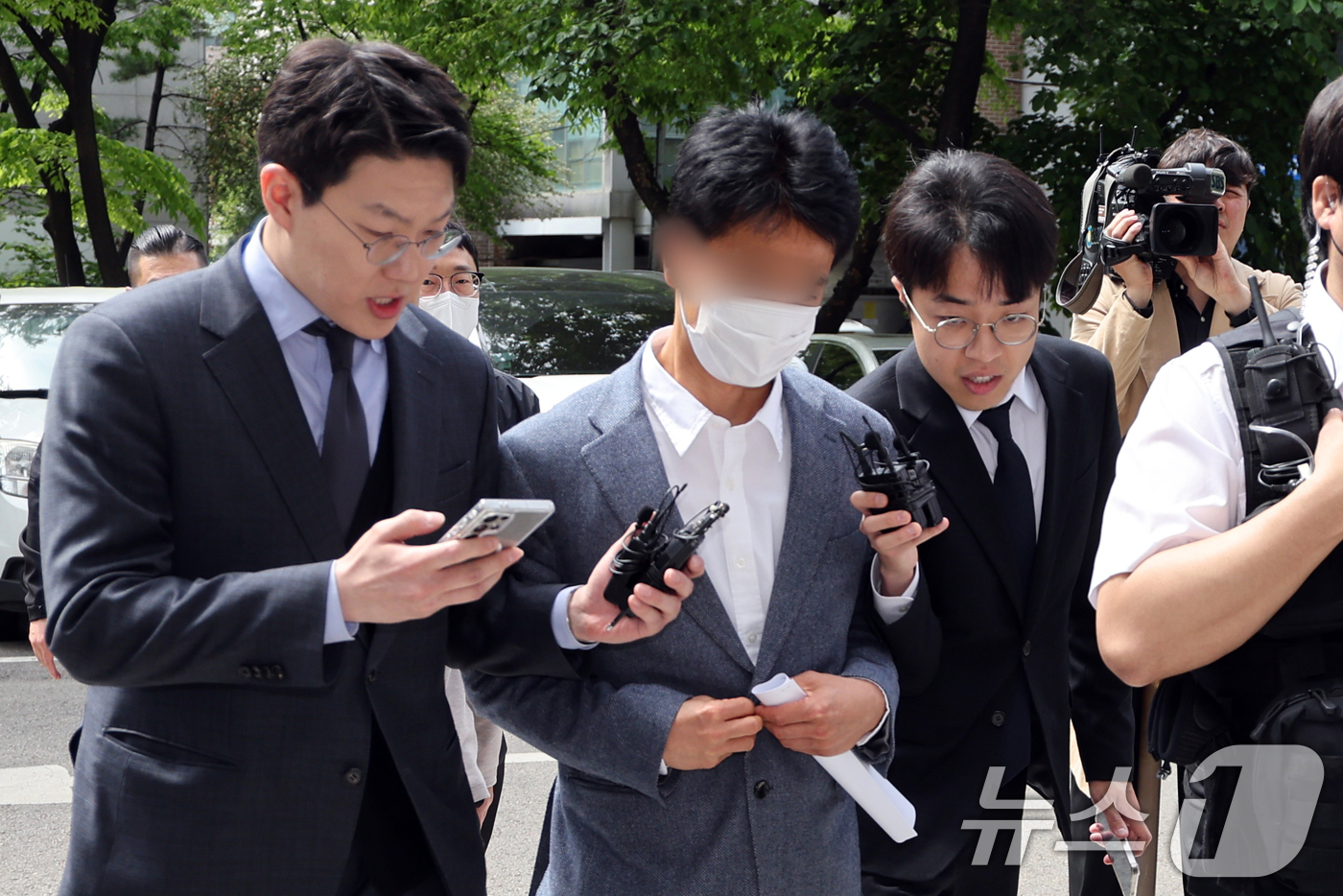 (서울=뉴스1) 황기선 기자 = 인플루언서인 아내의 사기 사건을 무마하기 위해  재력가에게 향응·청탁을 받고 사건을 무마해 준 혐의를 받는 서울 강남경찰서 소속 송 모 경감이 22 …