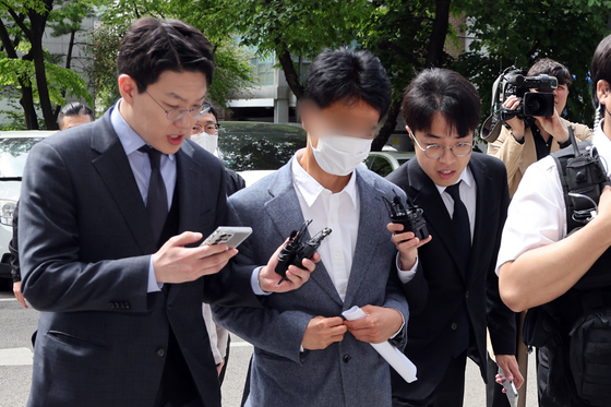 '인플루언서 수사 무마' 혐의 현직 경찰 영장심사 출석