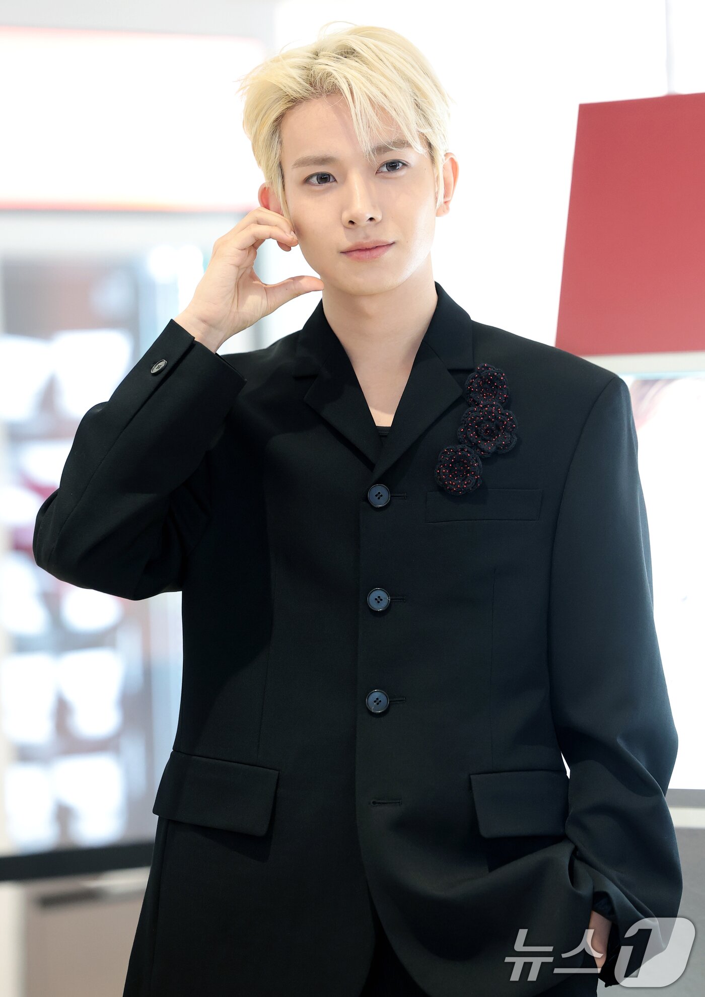 본문 이미지 - 가수 에반(EVAN, 전 엔하이픈 희승)이 22일 서울 성수동 무신사 메가스토어에서 열린 컬러렌즈 브랜드 클라셋 매장 오픈 행사에 참석해 볼 하트로 팬심을 녹이고 있다. ⓒ 뉴스1 권현진 기자