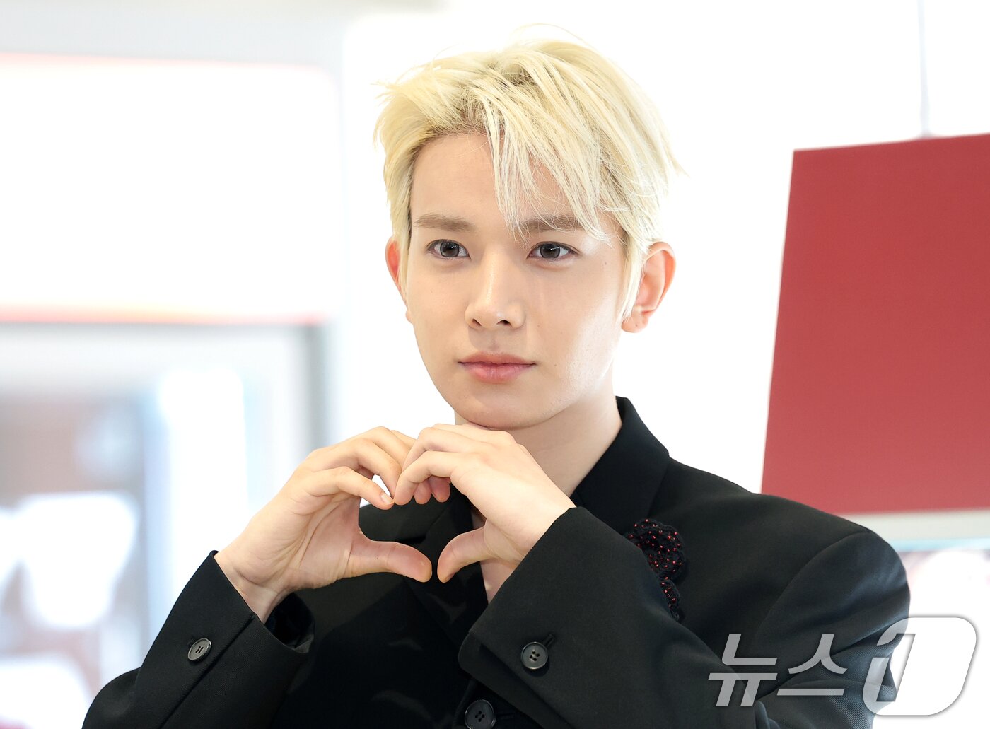 본문 이미지 - 가수 에반(EVAN, 전 엔하이픈 희승)이 22일 서울 성수동 무신사 메가스토어에서 열린 컬러렌즈 브랜드 클라셋 매장 오픈 행사에 참석해 하트를 그리고 있다. ⓒ 뉴스1 권현진 기자