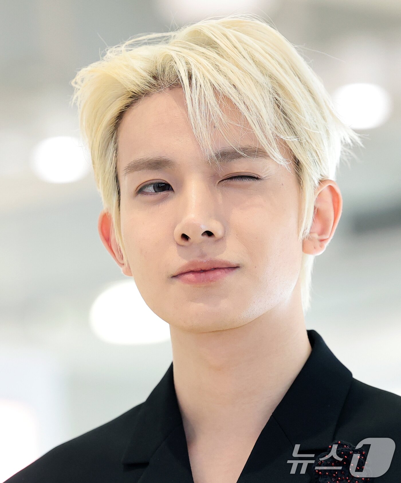 본문 이미지 - 가수 에반(EVAN, 전 엔하이픈 희승)이 22일 서울 성수동 무신사 메가스토어에서 열린 컬러렌즈 브랜드 클라셋 매장 오픈 행사에 참석해 윙크 포즈를 취하고 있다. ⓒ 뉴스1 권현진 기자