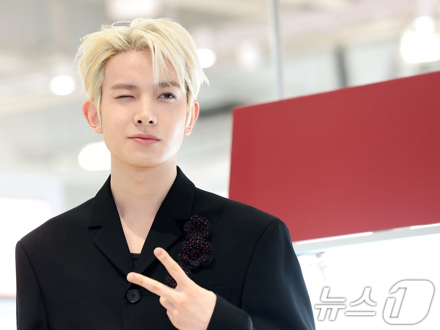 본문 이미지 - 가수 에반(EVAN, 전 엔하이픈 희승)이 22일 서울 성수동 무신사 메가스토어에서 열린 컬러렌즈 브랜드 클라셋 매장 오픈 행사에 참석해 포즈를 취하고 있다. ⓒ 뉴스1 권현진 기자