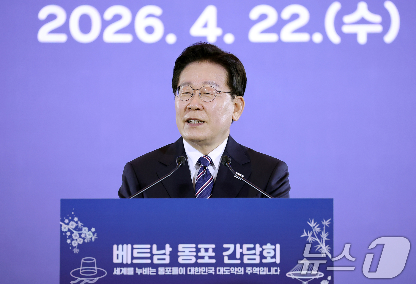 (하노이(베트남)=뉴스1) 이재명 기자 = 베트남을 국빈 방문 중인 이재명 대통령이 22일(현지시간) 하노이의 한 호텔에서 열린 동포 오찬 간담회에서 인사말을 하고 있다. 2026 …