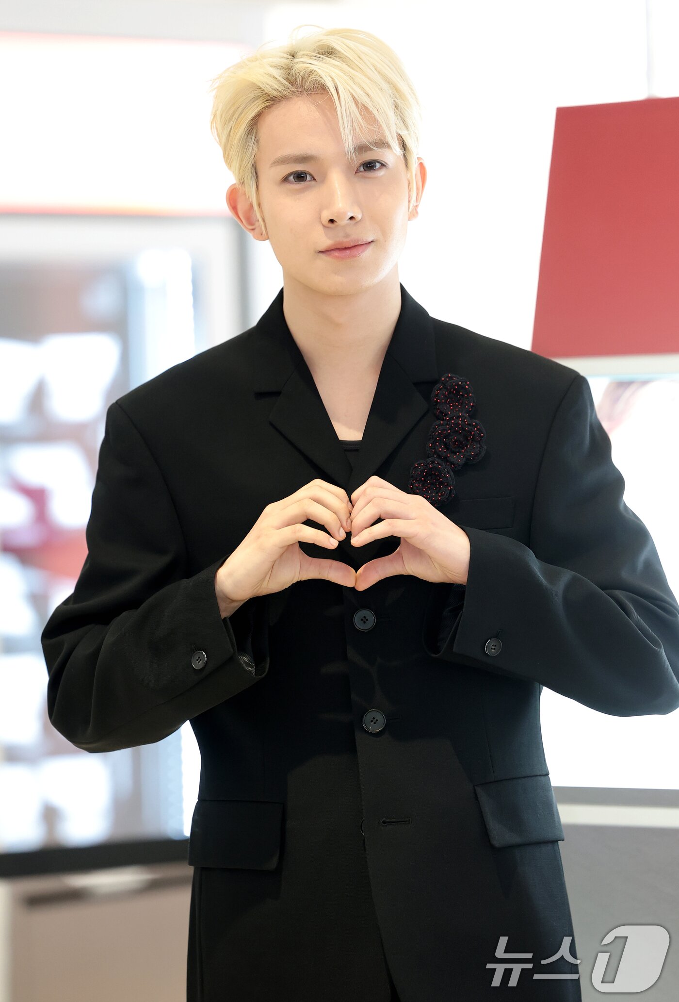 본문 이미지 - 가수 에반(EVAN, 전 엔하이픈 희승)이 22일 서울 성수동 무신사 메가스토어에서 열린 컬러렌즈 브랜드 클라셋 매장 오픈 행사에 참석해 하트를 그리고 있다. ⓒ 뉴스1 권현진 기자