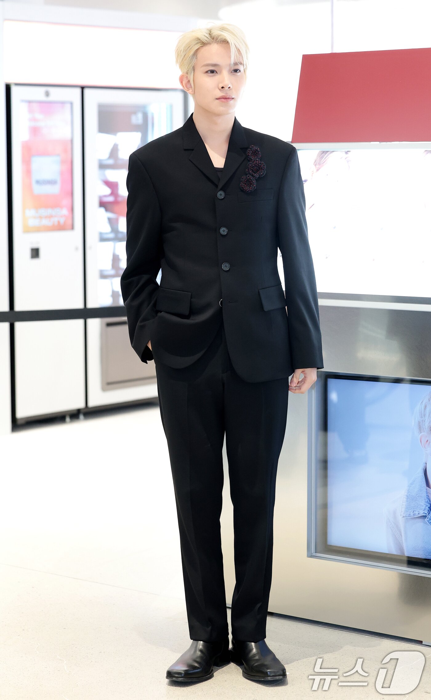 본문 이미지 - 가수 에반(EVAN, 전 엔하이픈 희승)이 22일 서울 성수동 무신사 메가스토어에서 열린 컬러렌즈 브랜드 클라셋 매장 오픈 행사에 참석해 포즈를 취하고 있다. ⓒ 뉴스1 권현진 기자