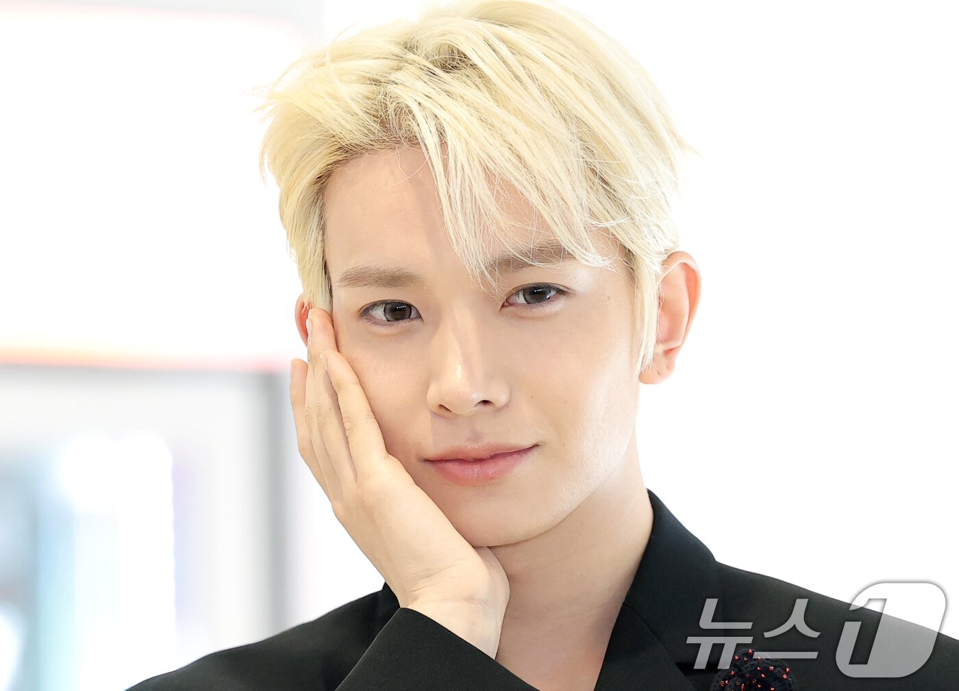 본문 이미지 - 가수 에반(EVAN, 전 엔하이픈 희승)이 22일 서울 성수동 무신사 메가스토어에서 열린 컬러렌즈 브랜드 클라셋 매장 오픈 행사에 참석해 포즈를 취하고 있다. ⓒ 뉴스1 권현진 기자