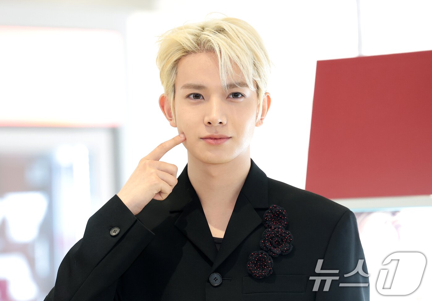 본문 이미지 - 가수 에반(EVAN, 전 엔하이픈 희승)이 22일 서울 성수동 무신사 메가스토어에서 열린 컬러렌즈 브랜드 클라셋 매장 오픈 행사에 참석해 볼 콕 포즈를 취하고 있다. ⓒ 뉴스1 권현진 기자