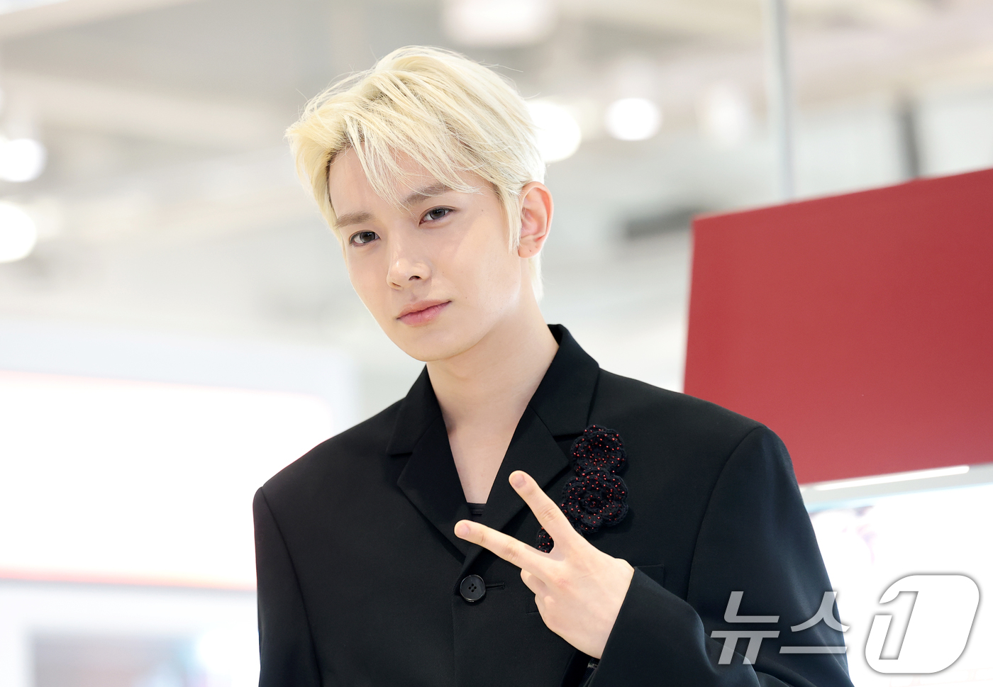 (서울=뉴스1) 권현진 기자 = 가수 에반(EVAN, 전 엔하이픈 희승)이 22일 서울 성수동 무신사 메가스토어에서 열린 컬러렌즈 브랜드 클라셋 매장 오픈 행사에 참석해 포즈를 취 …