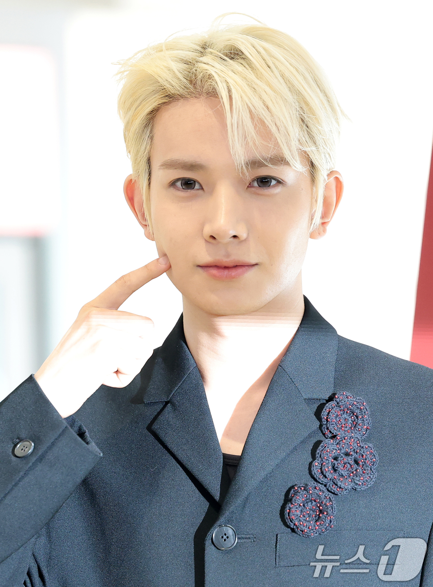 (서울=뉴스1) 권현진 기자 = 가수 에반(EVAN, 전 엔하이픈 희승)이 22일 서울 성수동 무신사 메가스토어에서 열린 컬러렌즈 브랜드 클라셋 매장 오픈 행사에 참석해 포즈를 취 …