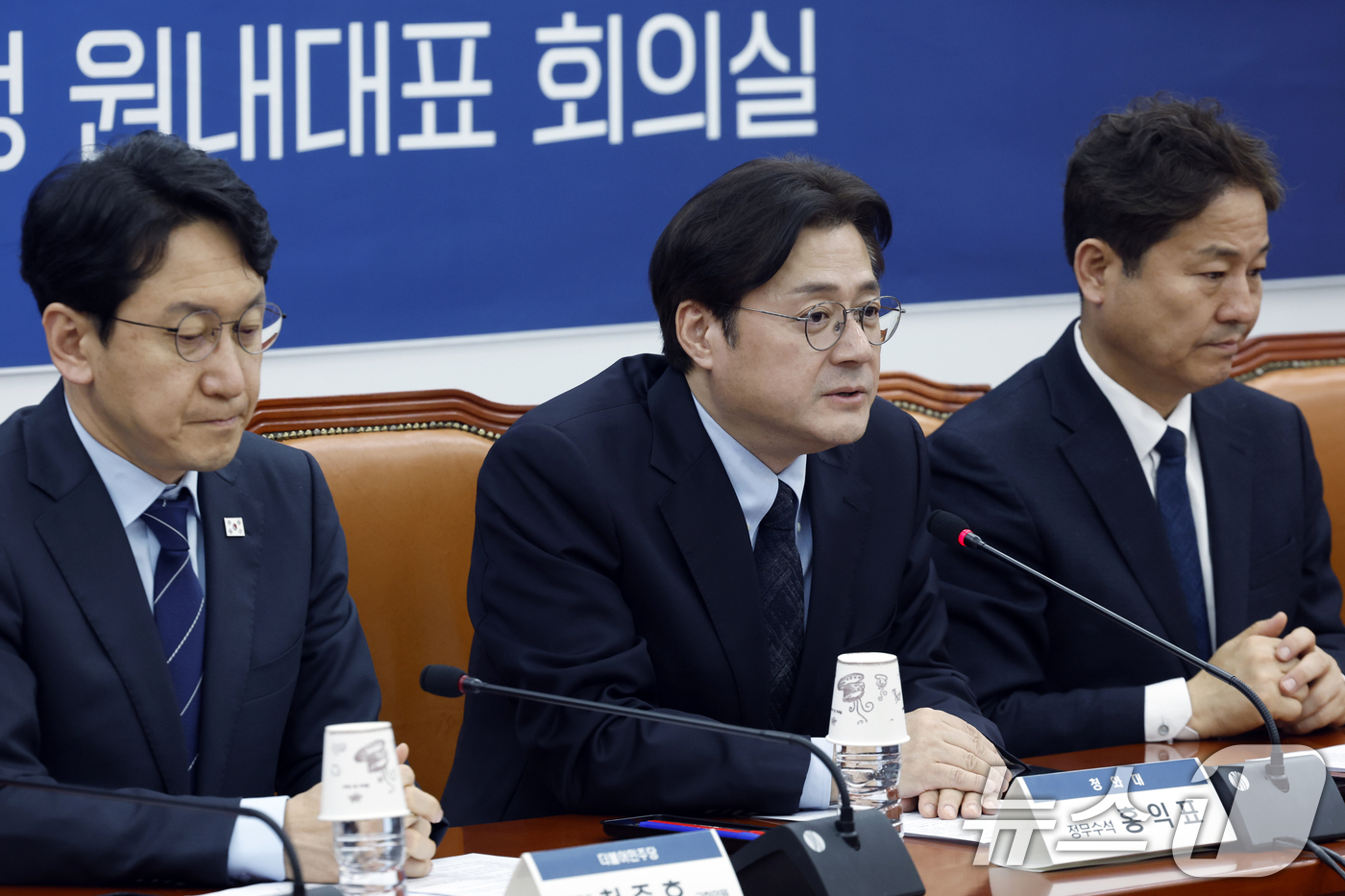 (서울=뉴스1) 박정호 기자 = 홍익표 청와대 정무수석이 22일 오후 서울 여의도 국회 당 원내대표실에서 열린 균형성장 주요현안 당-정-청 정책간담회에서 인사말을 하고 있다.  2 …