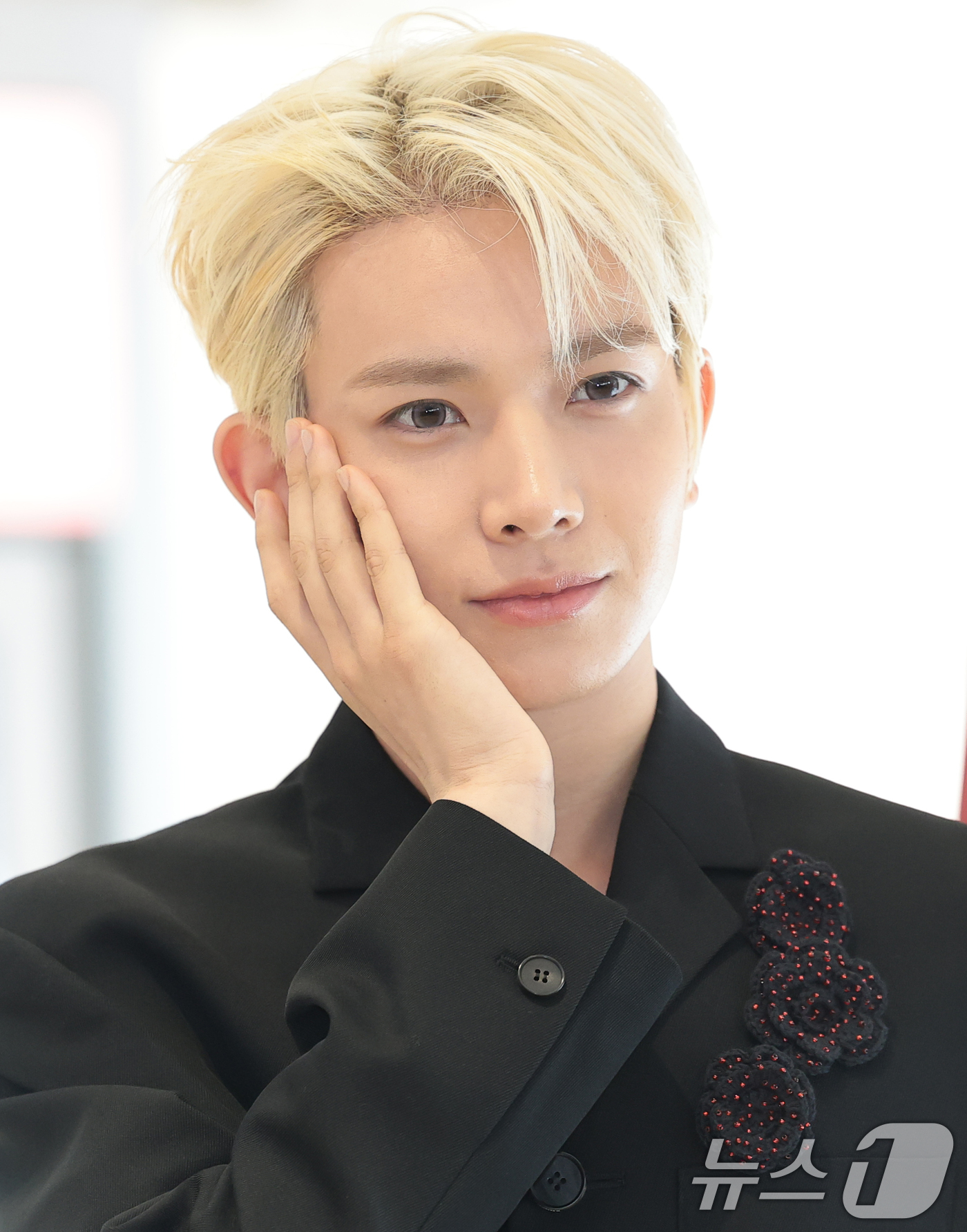 (서울=뉴스1) 권현진 기자 = 가수 에반(EVAN, 전 엔하이픈 희승)이 22일 서울 성수동 무신사 메가스토어에서 열린 컬러렌즈 브랜드 클라셋 매장 오픈 행사에 참석해 포즈를 취 …