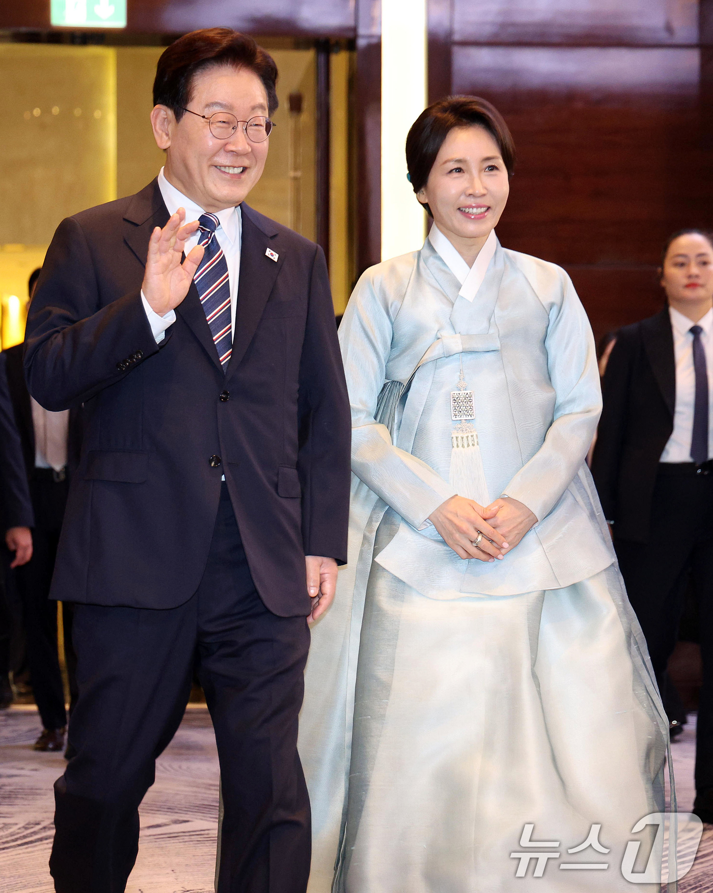 (하노이(베트남)=뉴스1) 이재명 기자 = 베트남을 국빈 방문 중인 이재명 대통령과 김혜경 여사가 22일(현지시간) 하노이의 한 호텔에서 열린 동포 오찬 간담회에 입장하고 있다. …