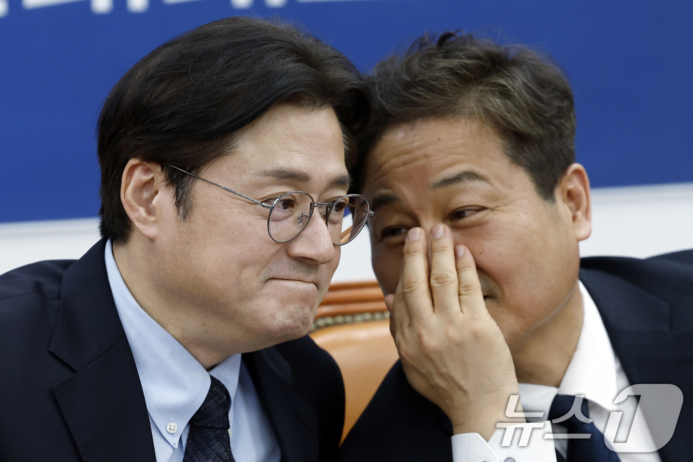 (서울=뉴스1) 박정호 기자 = 홍익표 청와대 정무수석(왼쪽)이 22일 오후 서울 여의도 국회 당 원내대표실에서 열린 균형성장 주요현안 당-정-청 정책간담회에서 김영배 더불어민주당 …