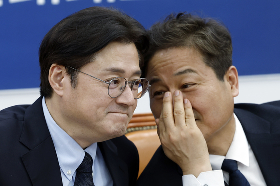 귀엣말 나누는 홍익표 정무수석과 김영배 수석부위원장