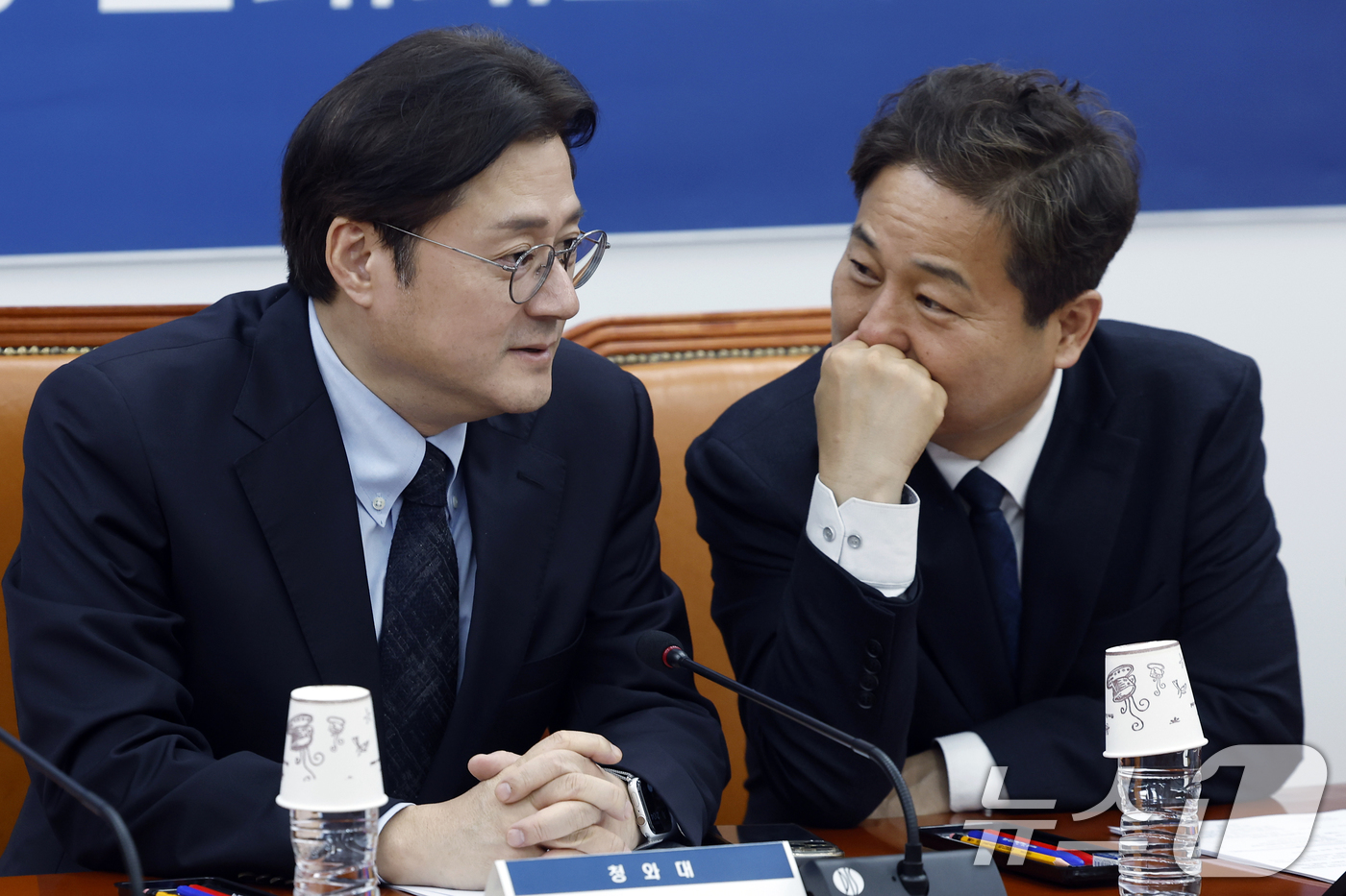 (서울=뉴스1) 박정호 기자 = 홍익표 청와대 정무수석(왼쪽)이 22일 오후 서울 여의도 국회 당 원내대표실에서 열린 균형성장 주요현안 당-정-청 정책간담회에서 김영배 더불어민주당 …