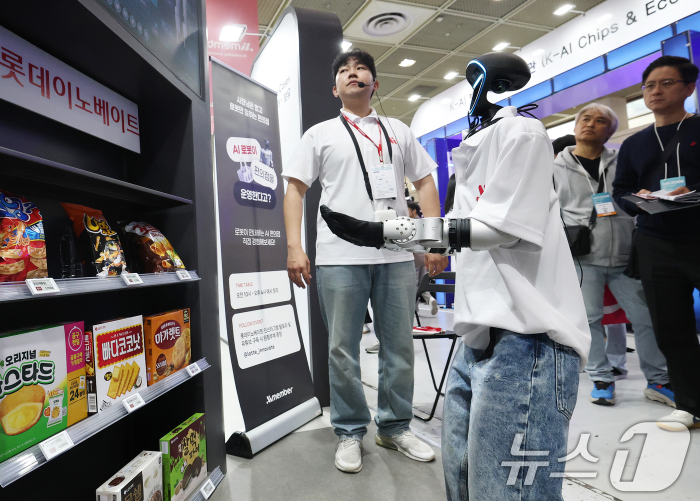 (서울=뉴스1) 오대일 기자 = 22일 서울 강남구 코엑스에서 열린 '2026 월드IT쇼'(WIS 2026)를 찾은 관람객들이 롯데이노베이트 부스에서 AI 로봇이 운영하는 편의점을 …