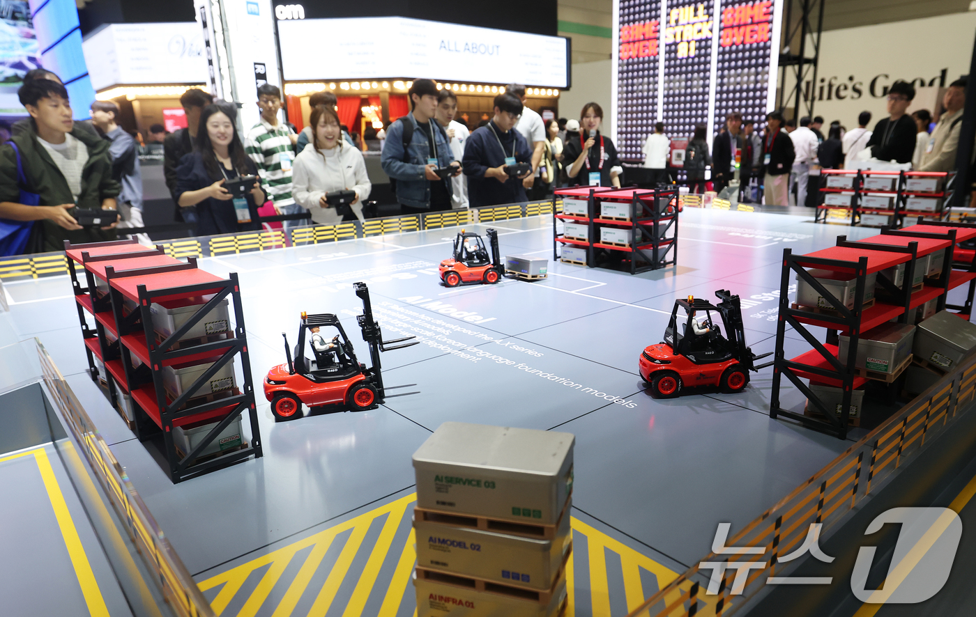 (서울=뉴스1) 오대일 기자 = 22일 서울 강남구 코엑스에서 열린 '2026 월드IT쇼'(WIS 2026)를 찾은 관람객들이 SKT 부스에서 RC 지게차로 풀스택 챌린지를 체험하 …