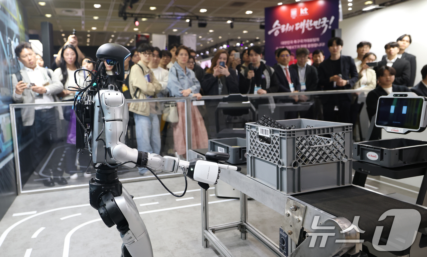 (서울=뉴스1) 오대일 기자 = 22일 서울 강남구 코엑스에서 열린 '2026 월드IT쇼'(WIS 2026)를 찾은 관람객들이 KT 부스에서 K-RaaS 플랫폼을 활용한 산업 현장 …