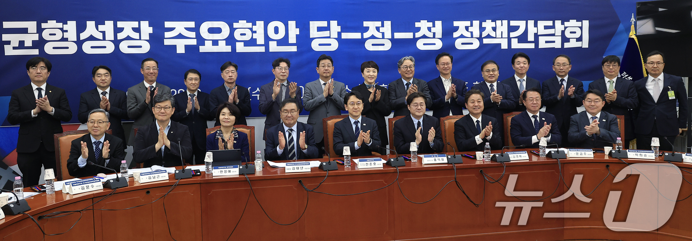 (서울=뉴스1) 박정호 기자 = 22일 오후 서울 여의도 국회 당 원내대표실에서 열린 균형성장 주요현안 당-정-청 정책간담회에서 더불어민주당 한정애 정책위의장(앞줄 왼쪽 세 번째부 …