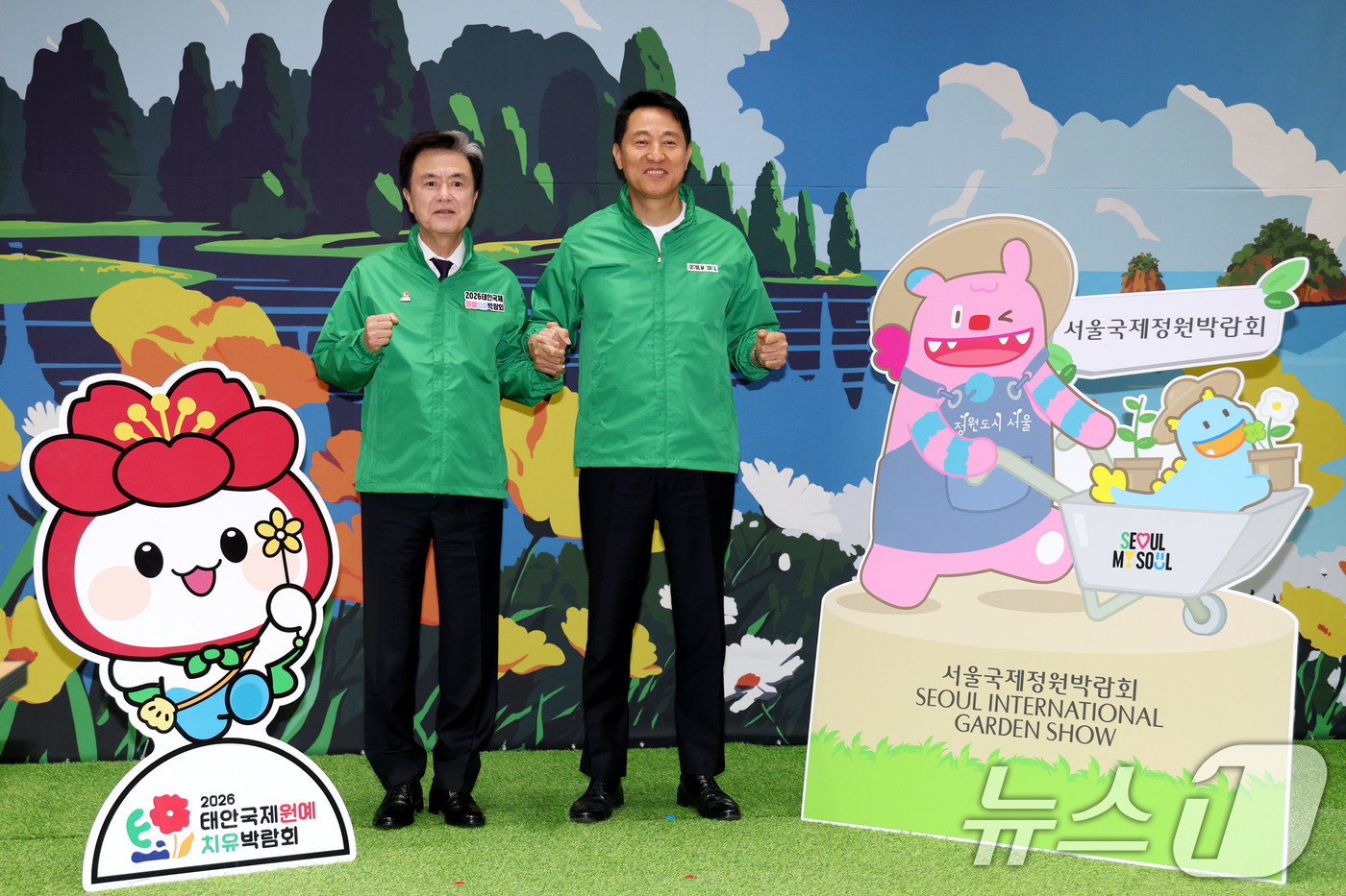 (서울=뉴스1) 이광호 기자 = 오세훈 서울시장(오른쪽)과 김태흠 충청남도지사가 22일 오후 서울시청에서 열린 2026서울국제정원박람회와 태안국제원예치유박람회 상호협력 기자설명회에 …