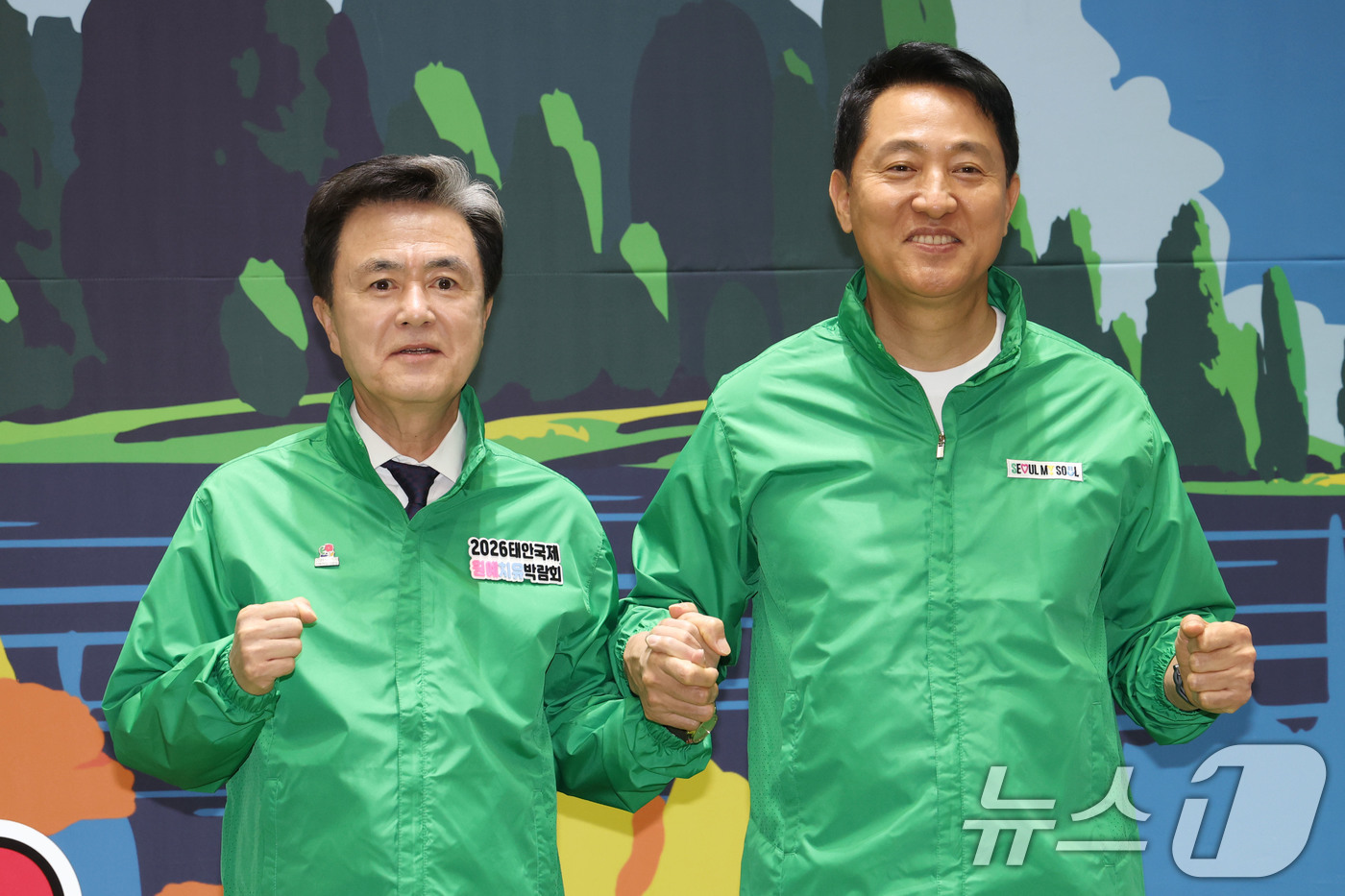 (서울=뉴스1) 이광호 기자 = 오세훈 서울시장(오른쪽)과 김태흠 충청남도지사가 22일 오후 서울시청에서 열린 2026서울국제정원박람회와 태안국제원예치유박람회 상호협력 기자설명회에 …