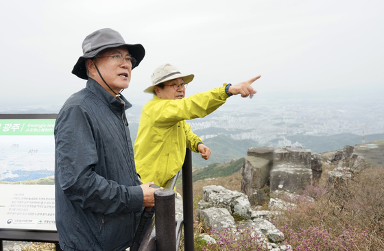 무등산 오른 문재인 전 대통령