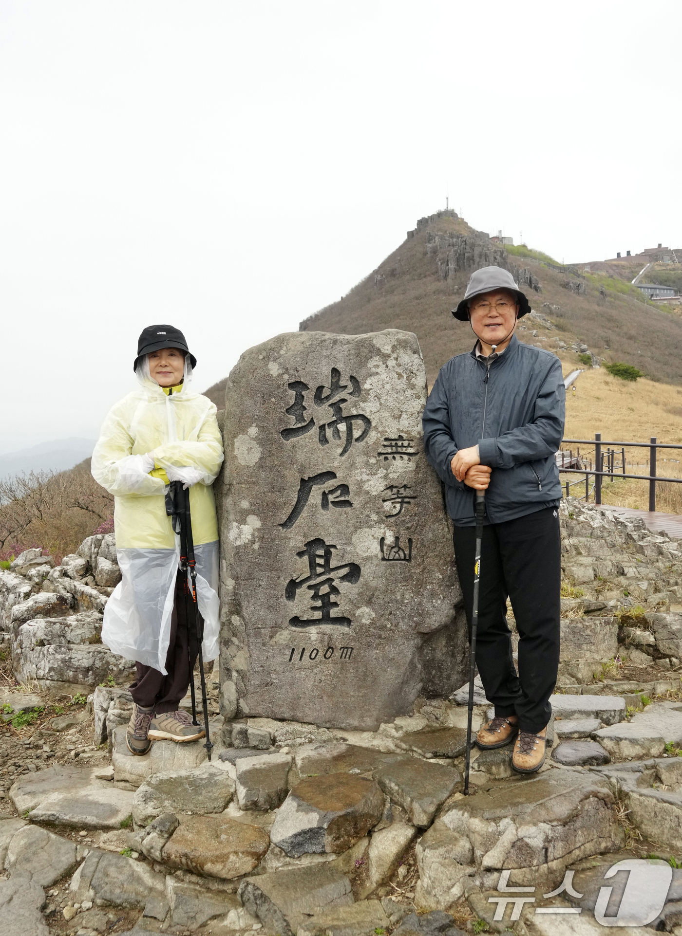 (광주=뉴스1) 김태성 기자 = 문재인 전 대통령 부부가 22일 강기정 광주시장과 함께  광주 무등산국립공원을 찾아 서석대에 올랐다. (독자제공) 2026.4.22/뉴스1