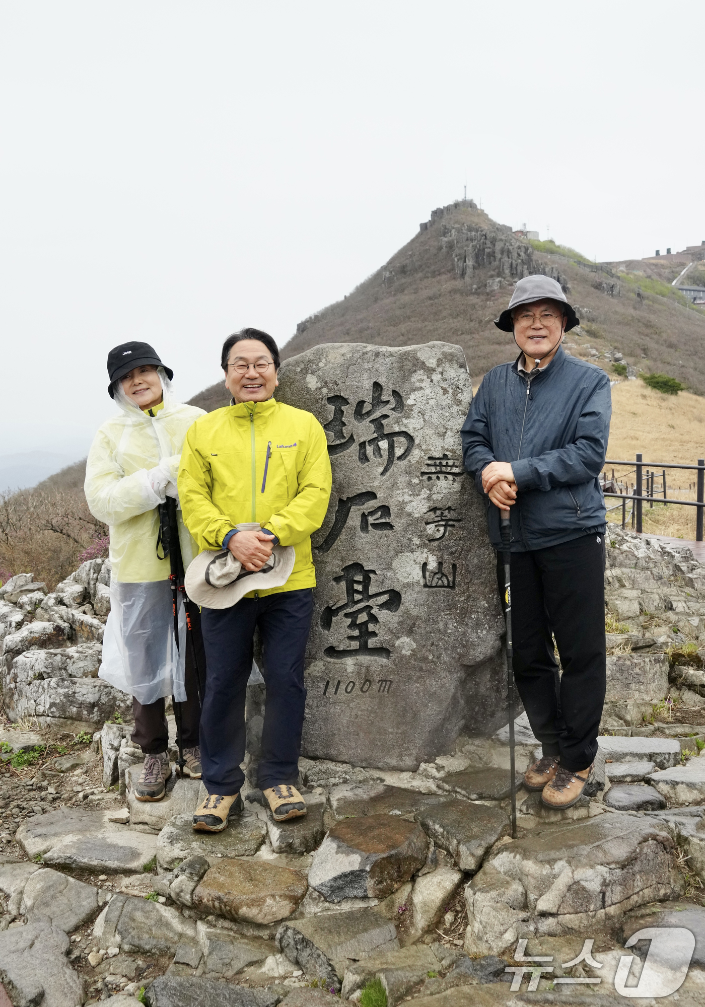 (광주=뉴스1) 김태성 기자 = 문재인 전 대통령 부부가 22일 강기정 광주시장과 함께  광주 무등산국립공원을 찾아 서석대에 올랐다. (독자제공) 2026.4.22/뉴스1