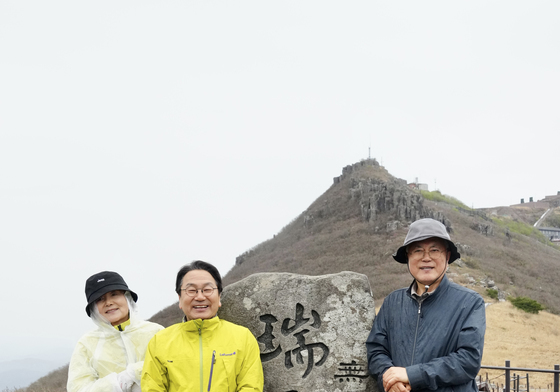 무등산 오른 문재인 전 대통령 부부