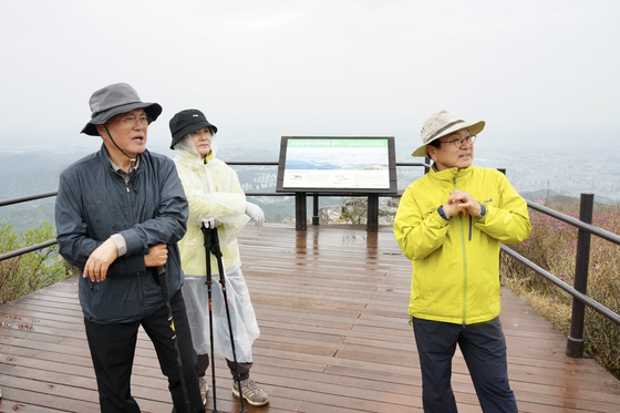 무등산 오른 문재인 전 대통령 부부