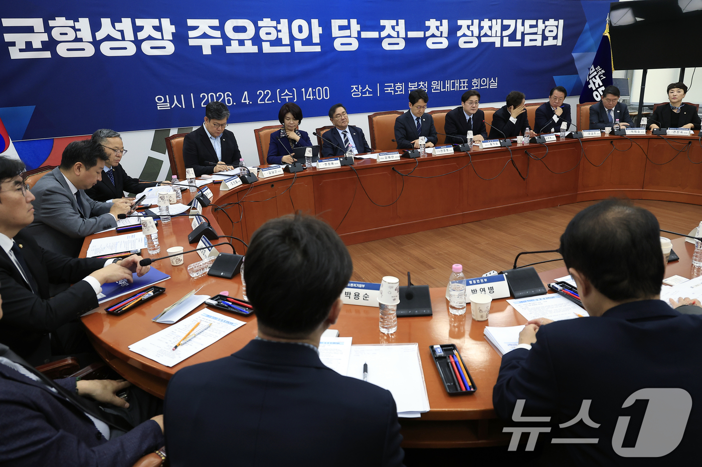 (서울=뉴스1) 박정호 기자 = 홍익표 청와대 정무수석이 22일 오후 서울 여의도 국회 당 원내대표실에서 열린 균형성장 주요현안 당-정-청 정책간담회에서 인사말을 하고 있다. 20 …