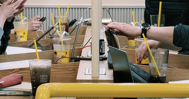 기후행사장 앞 카페도 일회용 컵 펑펑…단속은 '카페 100곳 중 1곳'뿐