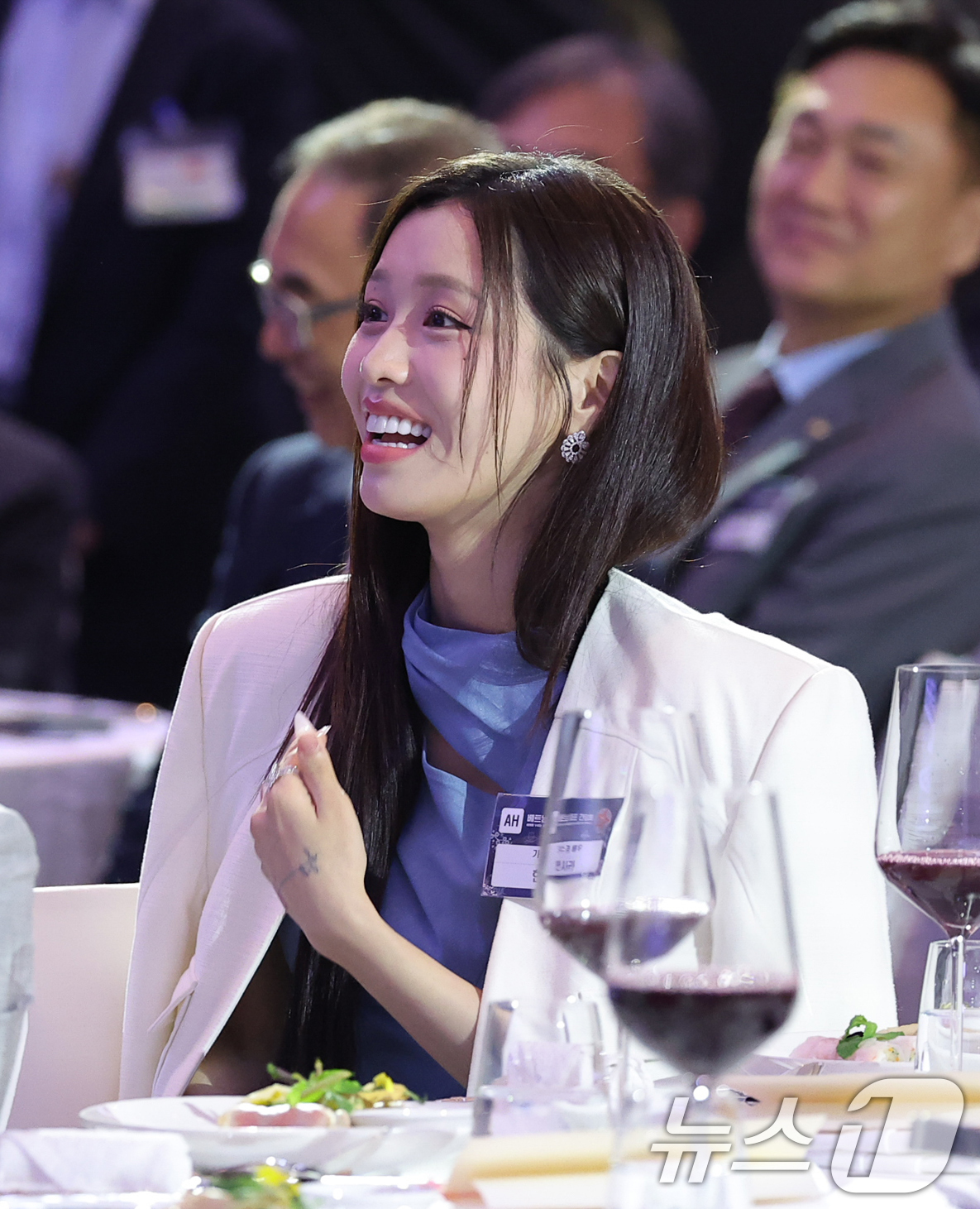 (하노이(베트남)=뉴스1) 이재명 기자 = 베트남에서 가수 겸 배우로 활동 중인 한사라가 22일(현지시간) 하노이의 한 호텔에서 열린 이재명 대통령 주최 동포 오찬 간담회에 참석해 …