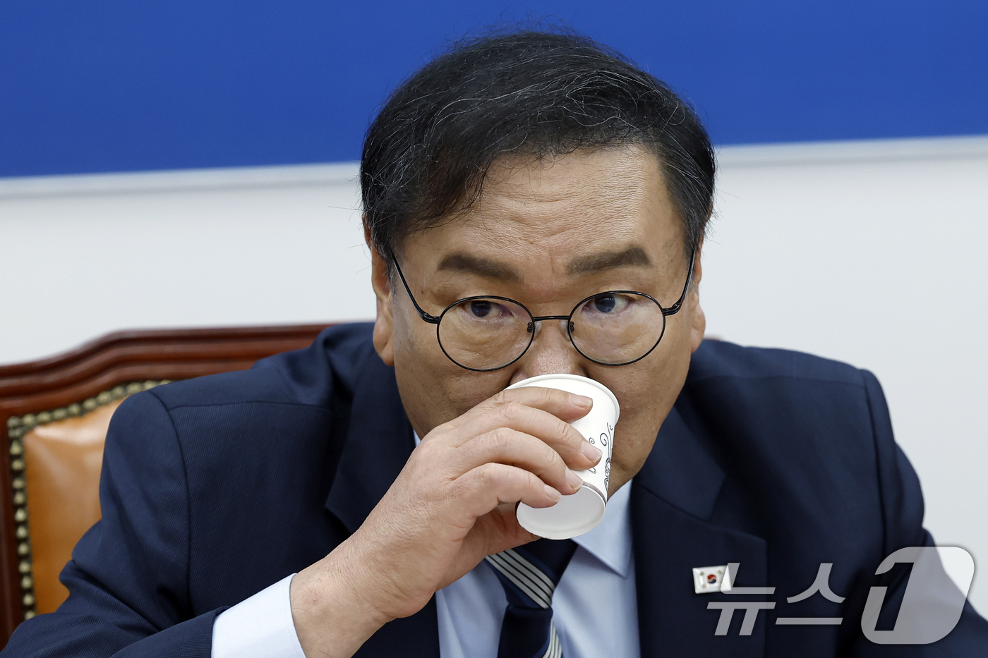 (서울=뉴스1) 박정호 기자 = 김태년 더불어민주당 국가균형성장특별위원회 위원장이 22일 오후 서울 여의도 국회 당 원내대표실에서 열린 균형성장 주요현안 당정청 정책간담회에서 물을 …