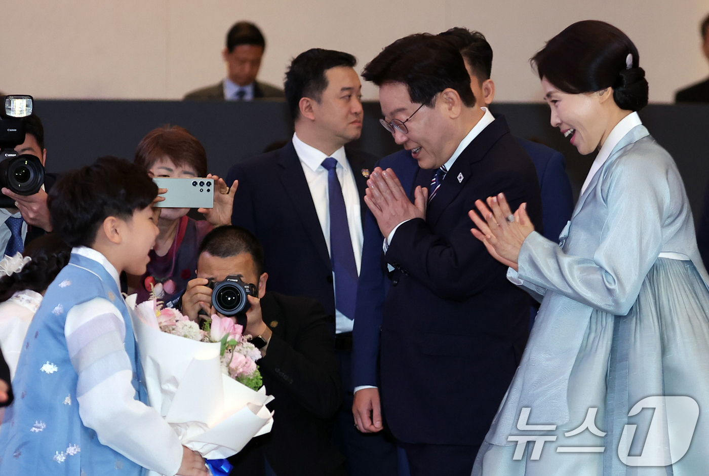 (하노이(베트남)=뉴스1) 이재명 기자 = 베트남을 국빈 방문 중인 이재명 대통령과 김혜경 여사가 22일(현지시간) 하노이의 한 호텔에서 열린 동포 오찬 간담회에서 화동에게 꽃다발 …