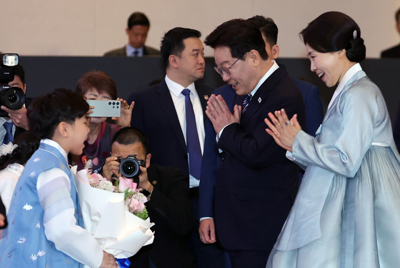 꽃다발 받는 이재명 대통령 부부