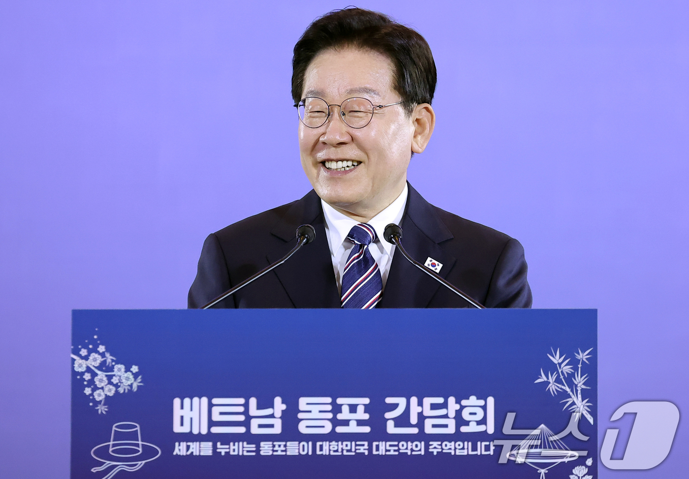 (하노이(베트남)=뉴스1) 이재명 기자 = 베트남을 국빈 방문 중인 이재명 대통령이 22일(현지시간) 하노이의 한 호텔에서 열린 동포 오찬 간담회에서 인사말을 하고 있다. 2026 …