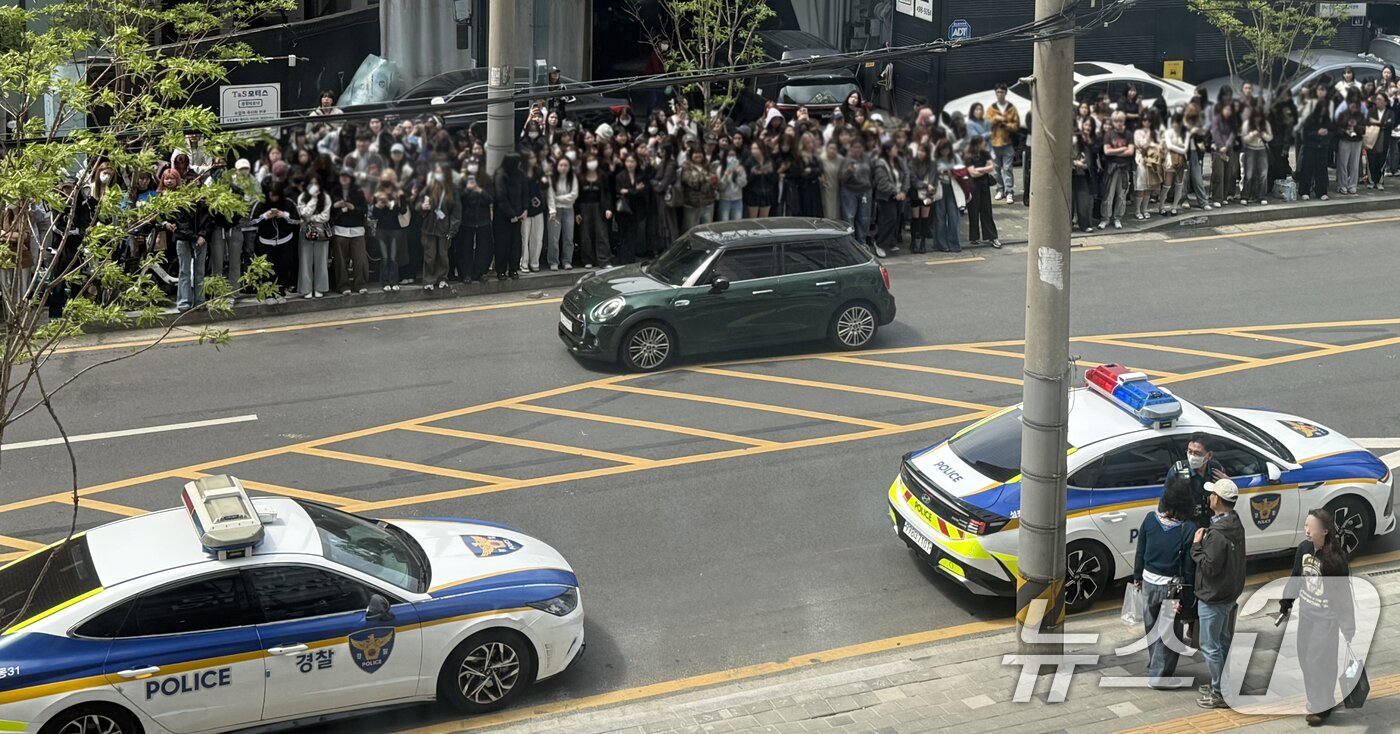 본문 이미지 - 22일 서울 성수동 무신사 메가스토어 주변에는 컬러렌즈 브랜드 클라셋 매장을 찾은 에반(전 엔하이픈 희승)을 보기위해 몰린 팬들로 인산인해를 이루고 있다. ⓒ 뉴스1 권현진 기자