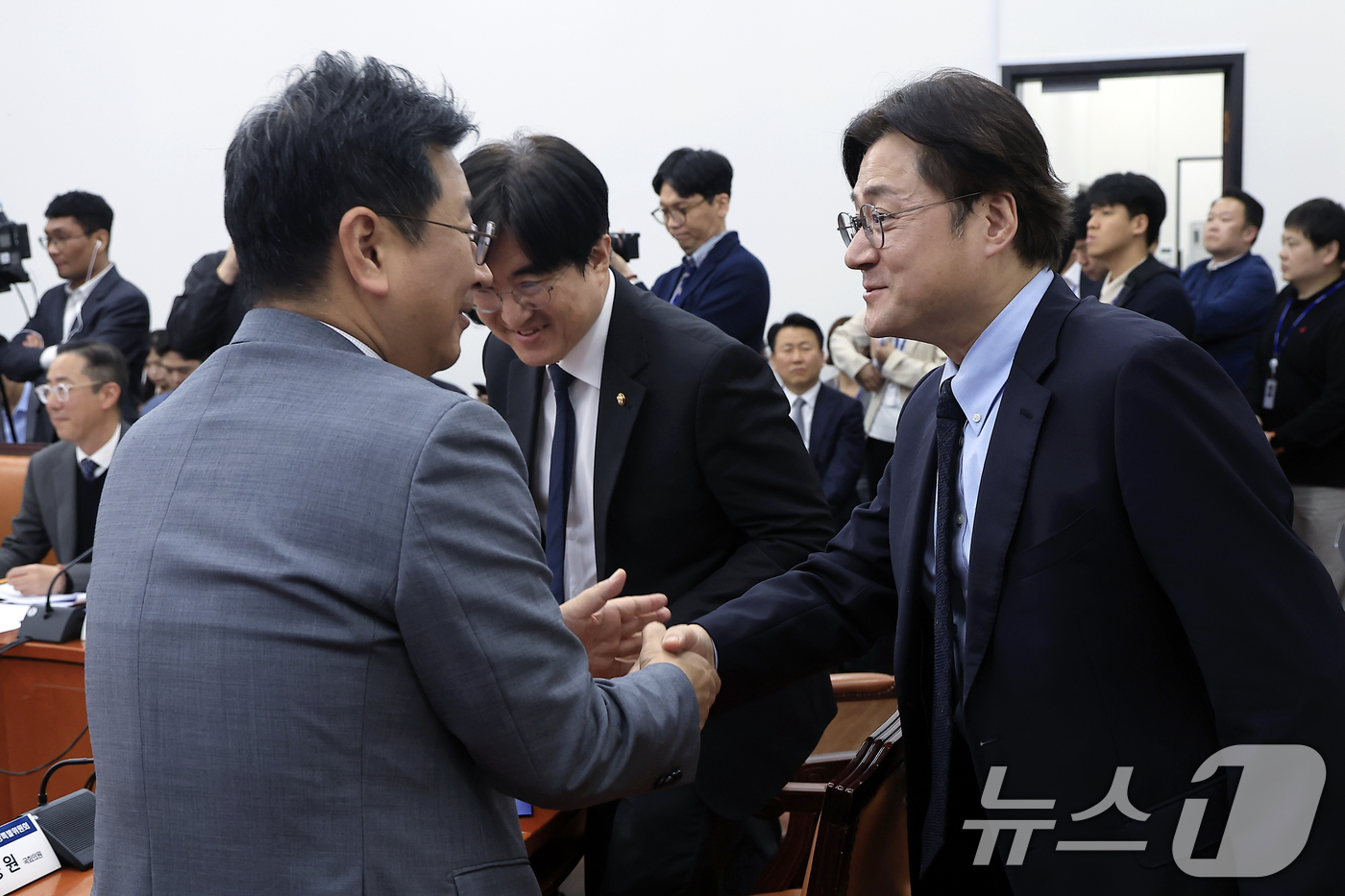 (서울=뉴스1) 박정호 기자 = 홍익표 청와대 정무수석(오른쪽)이 22일 오후 서울 여의도 국회 당 원내대표실에서 열린 균형성장 주요현안 당-정-청 정책간담회에서 김태선 의원과 인 …