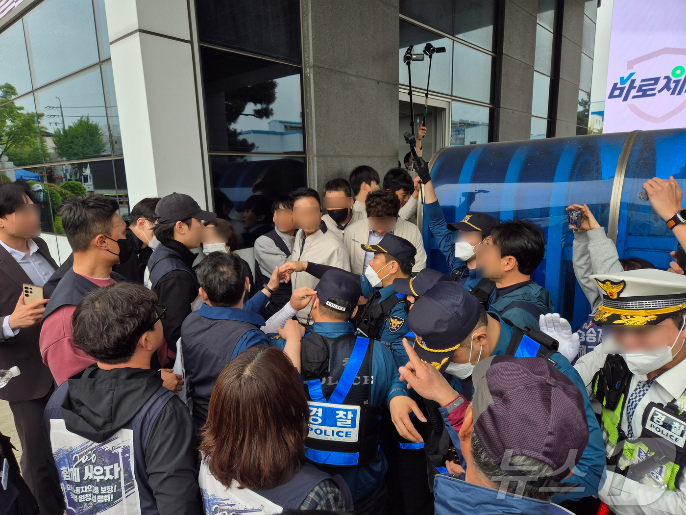 (울산=뉴스1) 박정현 기자 = 전국금속노동조합이 22일 현대자동차 울산공장 정문에서 원청교섭를 촉구하며 교섭요구안을 전달하기 위해 공장 진입을 시도하다, 현대차 보안요원들과 충돌 …