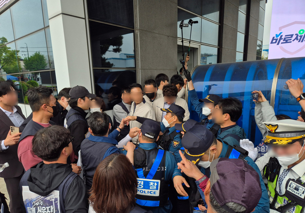 금속노조와 현대차 충돌을 중재하는 경찰