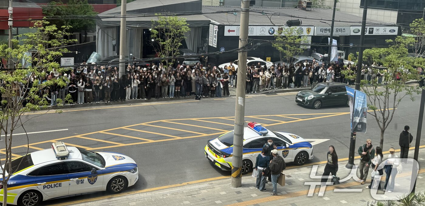 본문 이미지 - 22일 서울 성수동 무신사 메가스토어 주변에는 컬러렌즈 브랜드 클라셋 매장을 찾은 에반(전 엔하이픈 희승)을 보기위해 몰린 팬들로 인산인해를 이루고 있다. ⓒ 뉴스1 권현진 기자