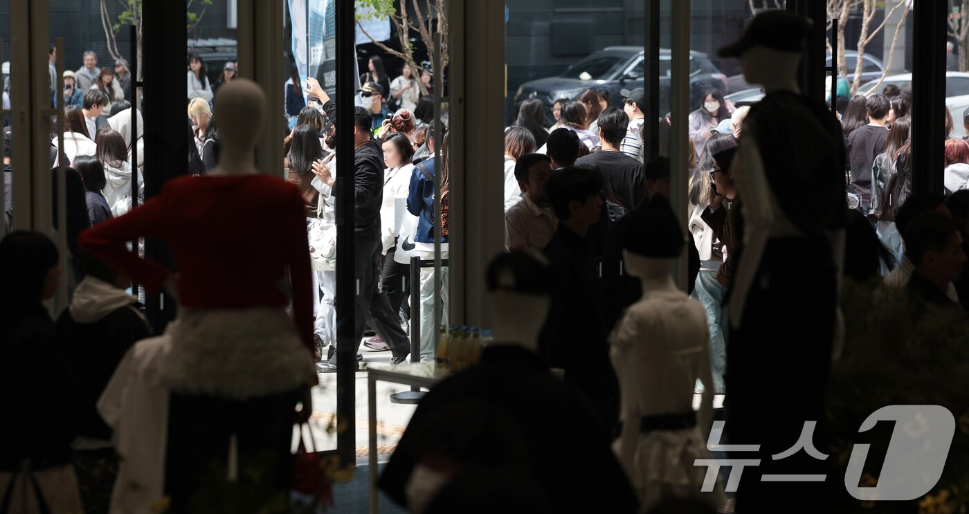 본문 이미지 - 22일 서울 성수동 무신사 메가스토어 주변에는 컬러렌즈 브랜드 클라셋 매장을 찾은 에반(전 엔하이픈 희승)을 보기위해 몰린 팬들로 인산인해를 이루고 있다. ⓒ 뉴스1 권현진 기자