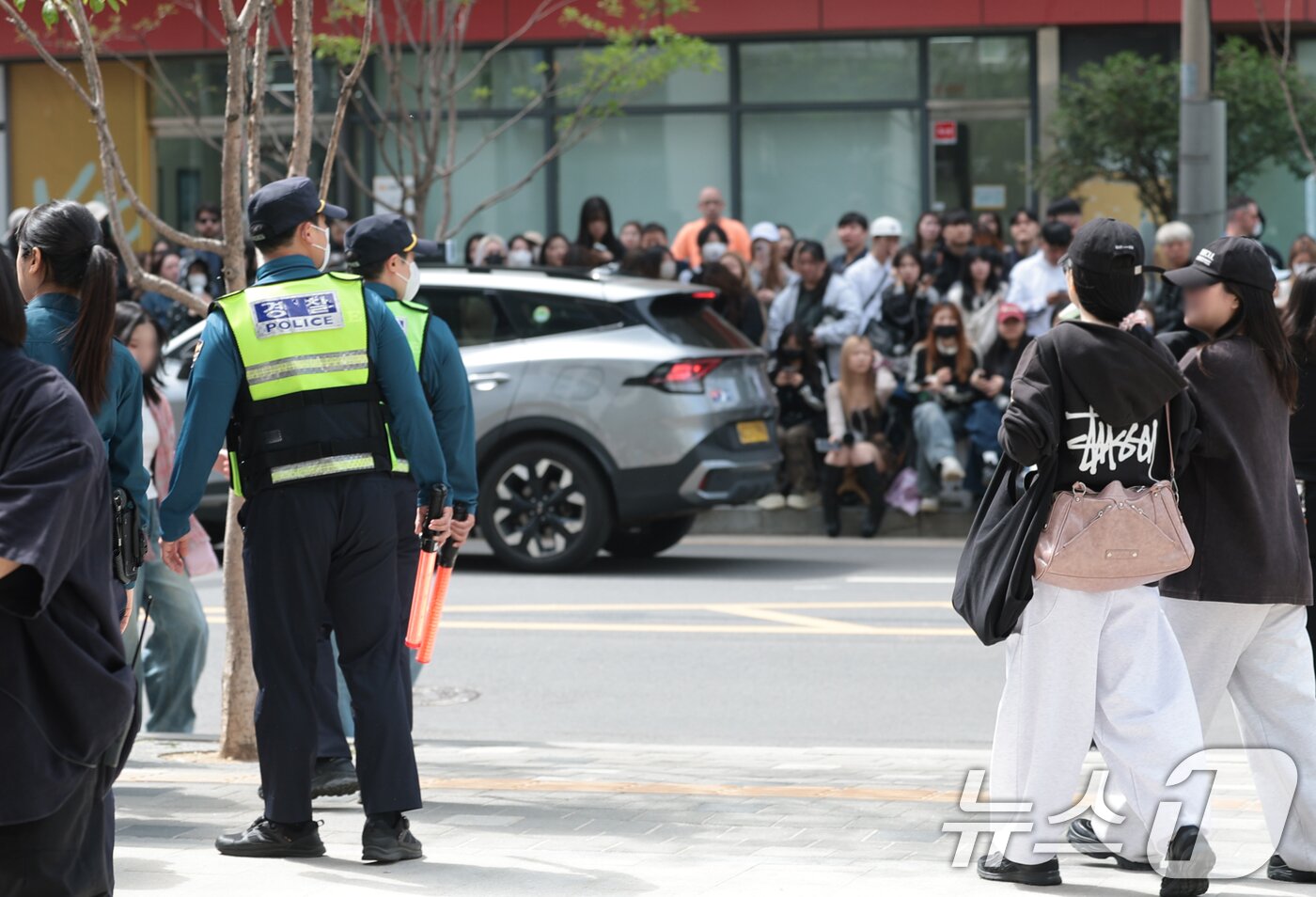 본문 이미지 - 22일 서울 성수동 무신사 메가스토어 주변에는 컬러렌즈 브랜드 클라셋 매장을 찾은 에반(전 엔하이픈 희승)을 보기위해 몰린 팬들로 인산인해를 이루고 있다. ⓒ 뉴스1 권현진 기자
