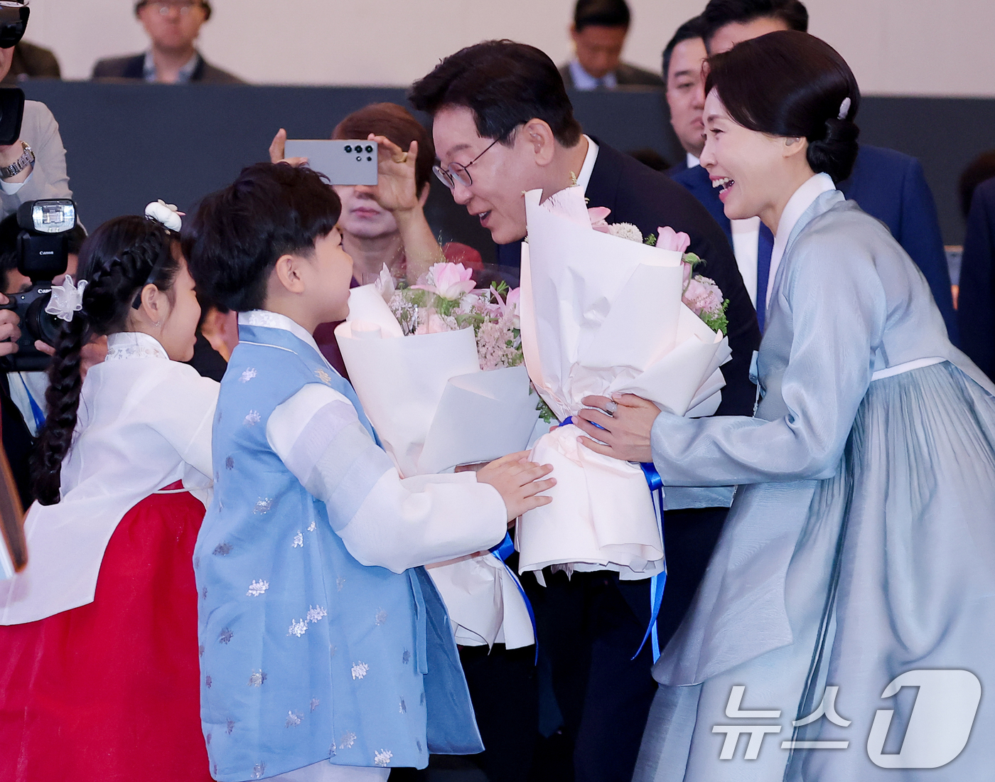 (하노이(베트남)=뉴스1) 이재명 기자 = 베트남을 국빈 방문 중인 이재명 대통령과 김혜경 여사가 22일(현지시간) 하노이의 한 호텔에서 열린 동포 오찬 간담회에서 화동에게 꽃다발 …