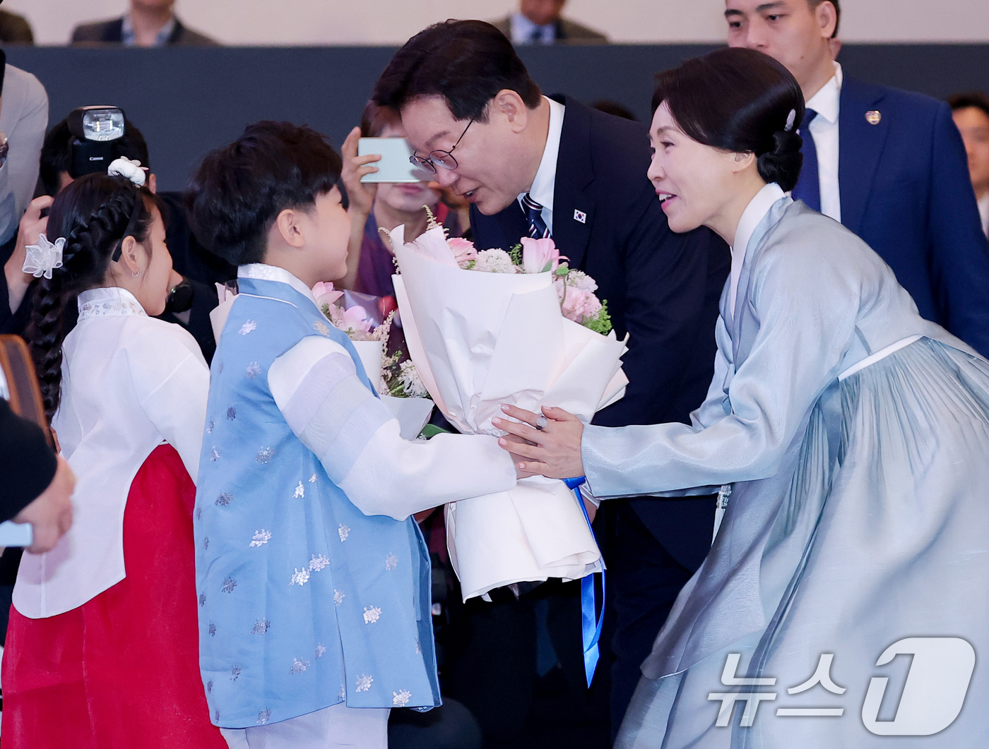 (하노이(베트남)=뉴스1) 이재명 기자 = 베트남을 국빈 방문 중인 이재명 대통령과 김혜경 여사가 22일(현지시간) 하노이의 한 호텔에서 열린 동포 오찬 간담회에서 화동에게 꽃다발 …