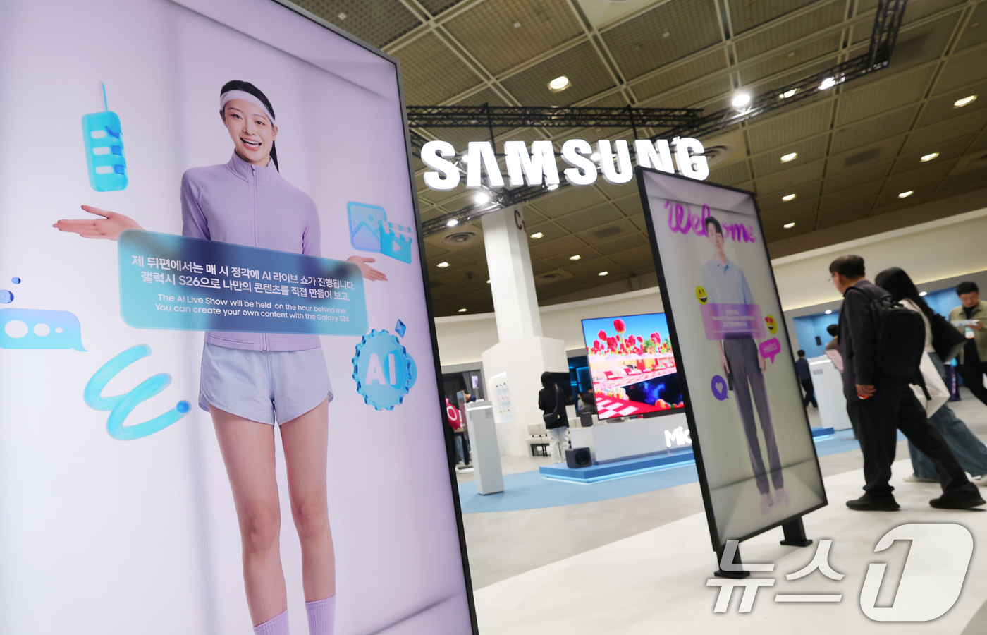 (서울=뉴스1) 오대일 기자 = 22일 서울 강남구 코엑스에서 열린 '2026 월드IT쇼'(WIS 2026)를 찾은 관람객들이 삼성전자 부스에서 3D 디스플레이 '스페이셜 사이니지 …