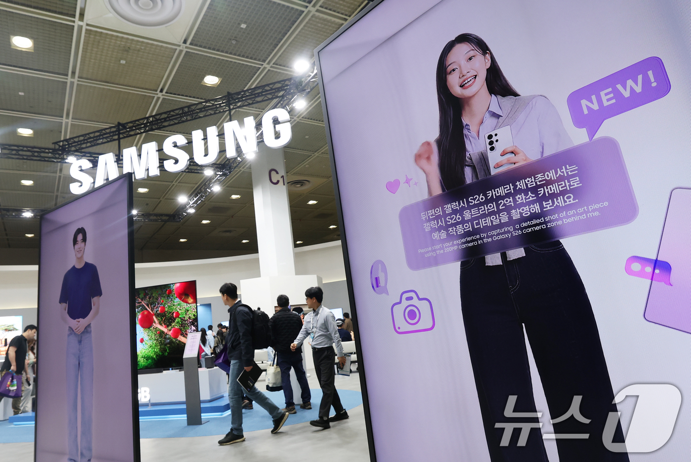 (서울=뉴스1) 오대일 기자 = 22일 서울 강남구 코엑스에서 열린 '2026 월드IT쇼'(WIS 2026)를 찾은 관람객들이 삼성전자 부스에서 3D 디스플레이 '스페이셜 사이니지 …
